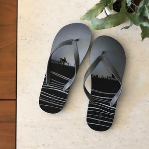 ✨ 3/$15 ✨ Old Navy Gray Surfer Flip Flops